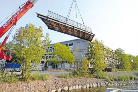 Vom Tieflader in die elastischen Träger: die Fußgängerbrücke beim Kurfürst-Ruprecht-Gymnasium.