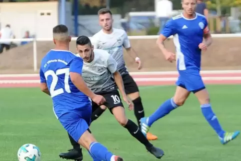  In Kandel: Kubilay Sahin erwartet den Herxheimer Valdrin Berisha. Die Viktoria Herxheim gewann 3:1.  Foto: Iversen 
