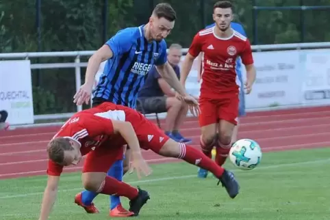 Debüt: der vor wenigen Tagen in den Sportpark des FC Speyer 09 gestoßene David Steckbauer (Mitte) am Mittwochabend im Spiel in O