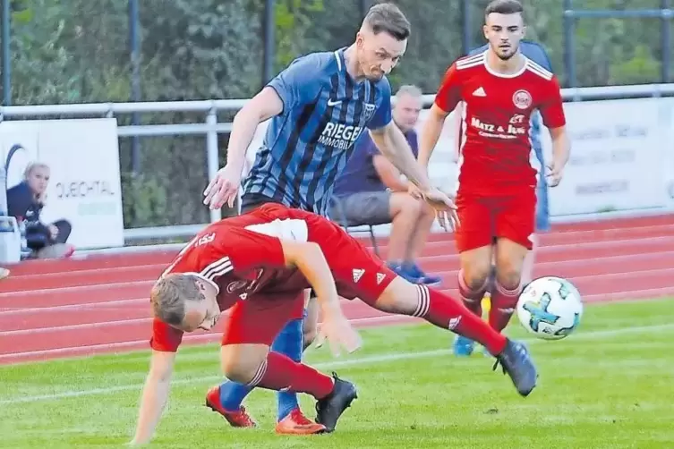 Debüt: der vor wenigen Tagen in den Sportpark des FC Speyer 09 gestoßene David Steckbauer (Mitte) gestern Abend im Spiel in Offe