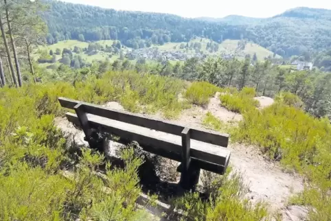 Natur pur: Ausblick vom Eulenweg auf den Elmsteiner Ortsteil Iggelbach.