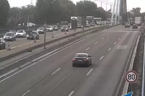 Auf der Rheinbrücke stehen die Autos. Foto: LBM/frei