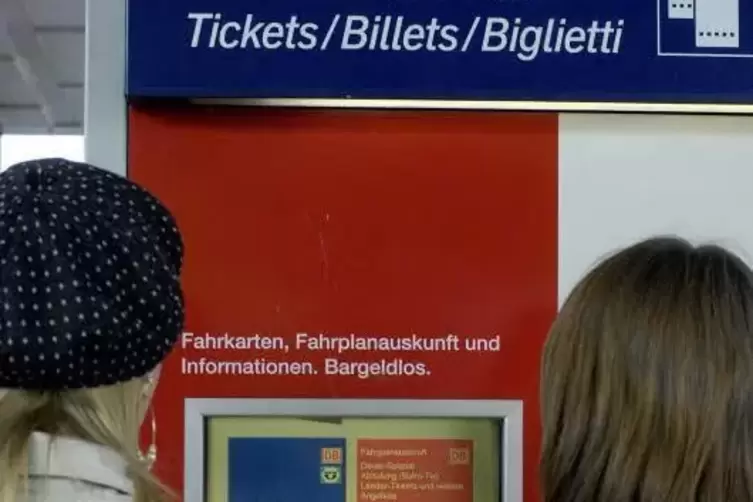 An den Fahrkartenautomaten der Pfälzer Bahnhöfe ist ein spezielles Ticket für die Bahnfahrt zum Wurstmarkt erhältlich.  Foto: Bo