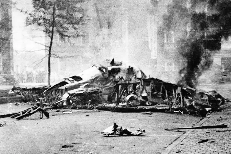 Nach dem Angriff am 3. September 1944: ein abgest&uuml;rzter viermotoriger Bomber an der Lutherkirche.