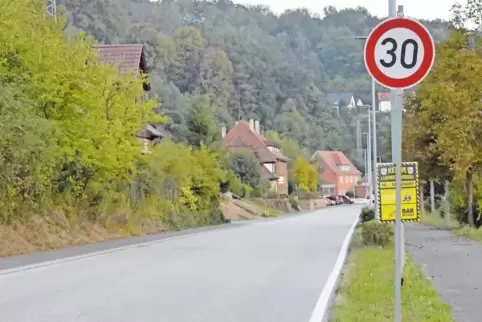 Auch an übersichtlichen Abschnitten wie hier vor Bundenthal wurde die Geschwindigkeit auf Tempo 30 gedrosselt. Zum Ärger von man