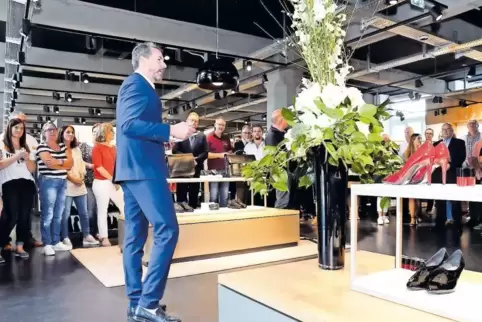 Stefan Frank, Vorsitzender der Geschäftsführung, eröffnete gestern mit zahlreichen Gästen und Mitarbeitern den neuen Fabrikverka