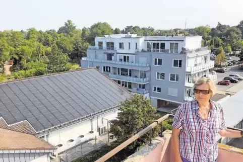 Nachbarn fühlen sich von den Plänen überrumpelt. Gerlinde Neiss schaut direkt auf den Discounter, rechts daneben der Neubau in d