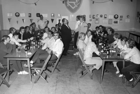 Grund zum Feiern: Als Otto Rehhagel (stehend hinten rechts) beim FV Rockenhausen als Trainer anfing, war die Mannschaft abgeschl