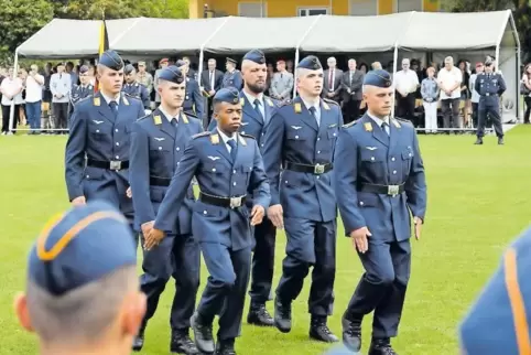 Haben gerade ihren Diensteid abgelegt: Soldaten der Luftwaffe.