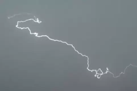 In Teilen der Pfalz soll es laut Wetterdienst Blitzen und Donnern. Foto: DPA