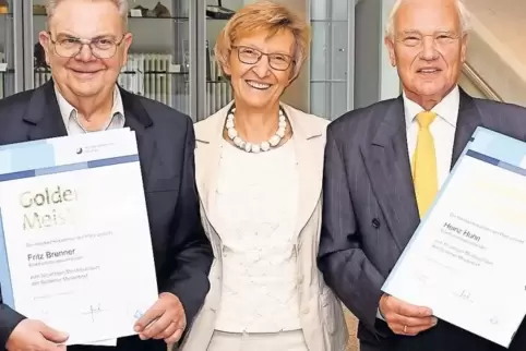 Brigitte Mannert, Präsidentin der Handwerkskammer der Pfalz zeichnet Fritz Brenner (links) und Heinz Huhn aus. Auf dem Bild fehl