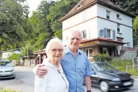 Vielleicht die letzten Zeitzeugen der Protestaktion in St. Germanshof: Matthias Heister und seine Frau Christel vor dem früheren