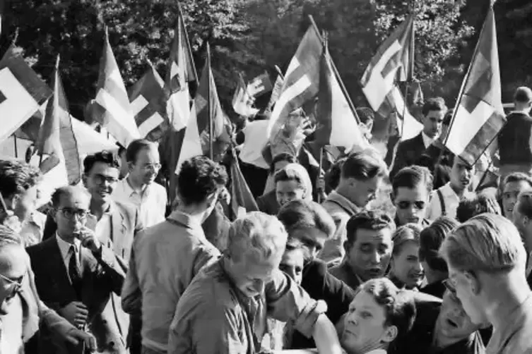 6. August 1950: Rund 300 Studenten aus acht europäischen Ländern zerstören die Grenzschranke zwischen Wissembourg und St. German