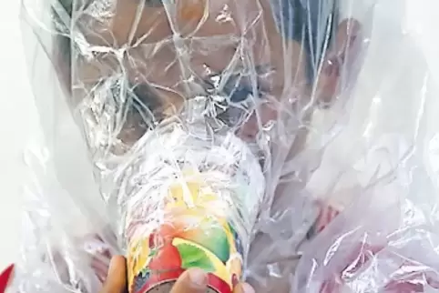 Dieser Junge testet in Idlib eine improvisierte Gasmaske für den Fall eines syrischen Giftgasangriffs.