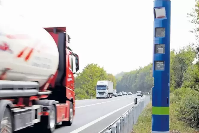 Mautpflicht besteht derzeit in Deutschland auf Autobahnen und allen Bundesstraßen für Fahrzeuge ab 7,5 Tonnen zulässigem Gesamtg