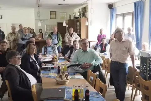 Die Landesjury war Ende August zu Gast in Großsteinhausen, wo Bürgermeister Volker Schmitt (rechts) das Dorf präsentierte. Foto: