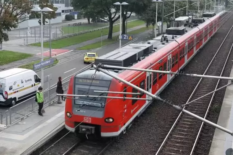 Erstmals fahren rote S-Bahnen linksrheinisch bis Karlsruhe.  ArchivFoto: Lenz 