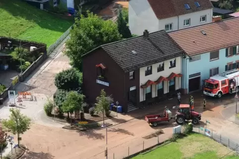 Teilweise fünf Zentimeter hoch stand der Schlamm in Trulben. Wegen der Aufräumarbeiten wurde die Straße von der Vinninger Kreuzu