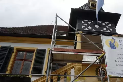 Aktuell wird am Treppenaufgang des alten Rathauses in Deidesheim gearbeitet. Foto: Linzmeier-Mehn