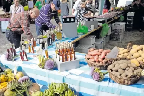 Für alle Sinne: ein Stand auf dem Markt im Herzogenriedpark.