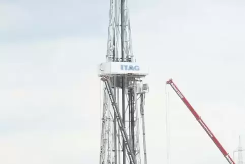 Der Bohrturm ist verschwunden. Die Probebohrung ging schief. Nun soll wieder ein Turm errichtet werden, um das nur provisorisch 