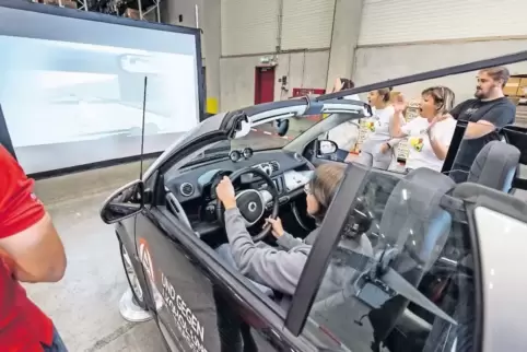 Oh, mein Gott, aufpassen! Die Kollegen fiebern mit bei der Fahrt im Simulator, der Alkoholkonsum vorgibt. Falk & Ross bietet sei