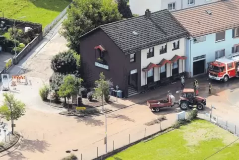 Zentimeterhoch stand der Schlamm gestern in Trulben. Nennenswerte Schäden an Straßen gab es nach ersten Erkenntnissen der Polize