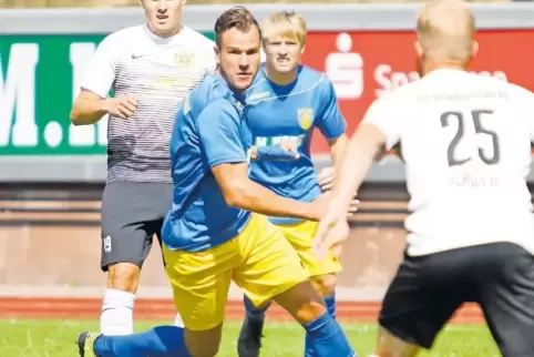 Führt mit neun Treffern die Torjägerliste in der Bezirksliga Westpfalz an: Fabian Schmitt (Mitte) vom FV Rockenhausen.