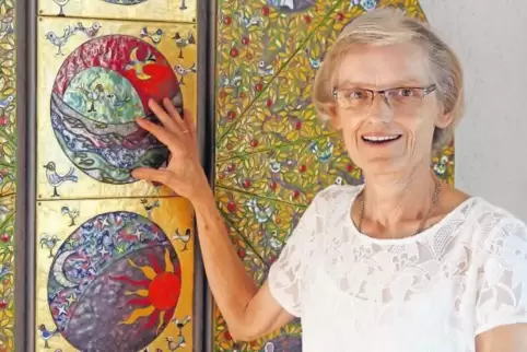 Engagiert sich im Ruhestand ehrenamtlich: Schwester Maritta Magin vor dem emaillierten Lebensbaum im Saal der Sozialstation.
