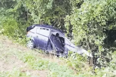 Aus ungeklärter Ursache ist die Fahrerin auf der K 13 von der Straße abgekommen.