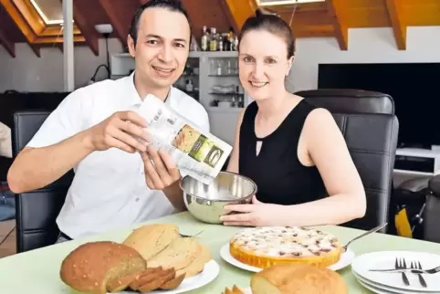 Samir und Monika Charrak zeigen, wie ihre Brote aussehen, schmecken und zubereitet werden. Im Sortiment gibt es auch eine Grundb