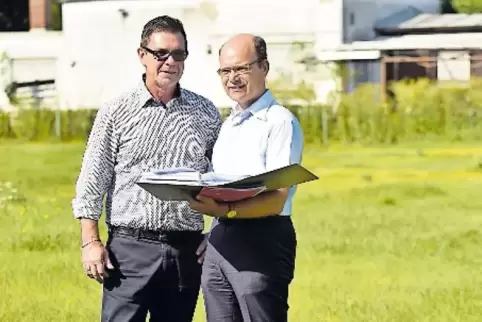 Die Gebäude hinter Beigeordnetem Bernd Knöppel (rechts) und Bereichsleiter Frank Hubertus werden abgerissen.