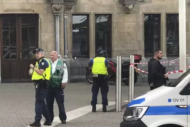 Niederländische Polizisten am 31.08.2018 in der Nähe des Hauptbahnhofs in Amsterdam. Foto: dpa