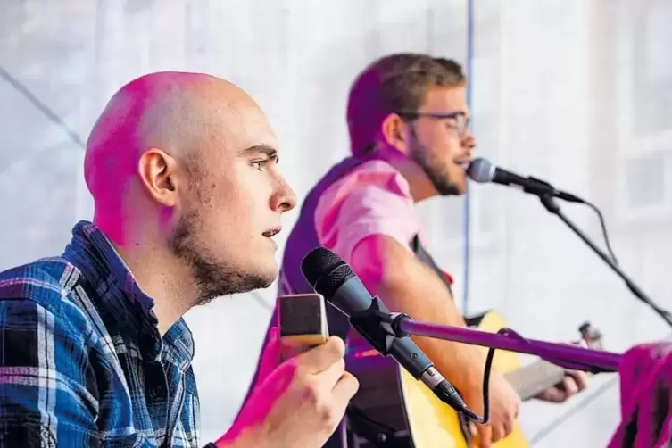 Erfreute mit &bdquo;Akustik Pop&rsquo;n&rsquo; Roll&ldquo;: das Duo &bdquo;Divine Chords&ldquo;.