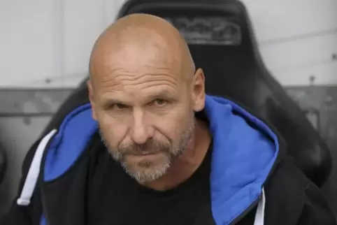 Hat zurzeit keinen Grund, grimmig dreinzublicken: Waldhof-Trainer Bernhard Trares.  Foto: Kunz 