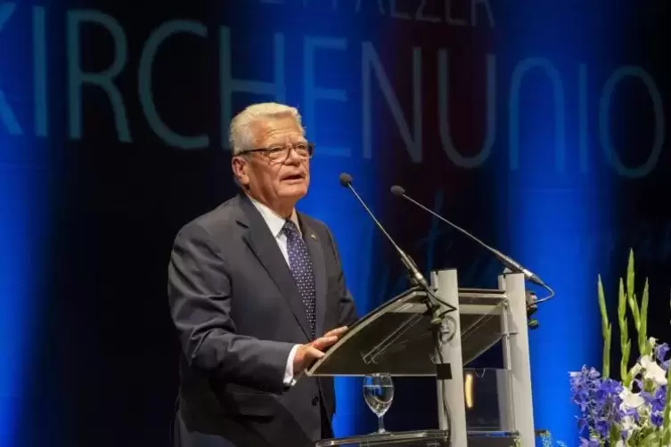 Alt-Bundespräsident Joachim Gauck spricht auf dem Festakt des Kirchenjubiläums im Pfalztheater in Kaiserslautern. Foto: View