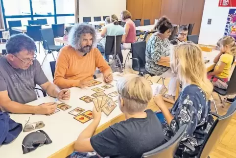 An den wenigen besetzten Spieltischen in der Stadtbücherei konnten sich Jung und Alt in den unterschiedlichsten Spielen messen.