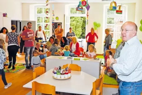VG-Bürgermeister Rudolf Jacob (rechts) freut sich über die neue Kindergarten-Einrichtung.