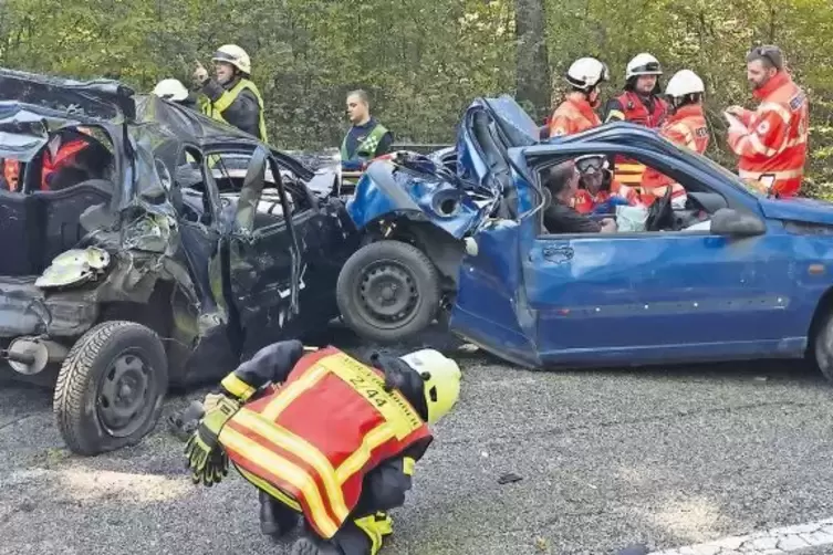 Den Rettungskr&auml;ften bietet sich ein chaotisches Bild.