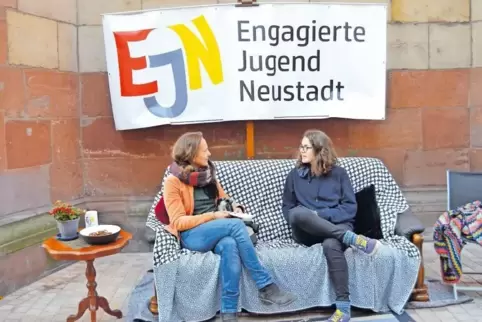 Ihre „Meinungscouch“ baute die „Engagierte Jugend“ (hier die EJN-Vorsitzende Farina Becker (rechts) mit einer Passantin) erstmal
