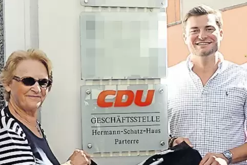 Namensschild enthüllt: CDU-Kreischef Marco Göring und Friederike Schatz.