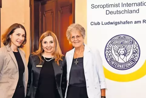 Prominente Gäste beim 50. Jubiläum des SI-Clubs Ludwigshafen: Ministerin Anne Spiegel (links) und Solwodi-Gründerin Lea Ackerman