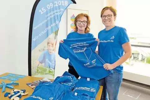 Die blauen T-Shirts sind zu einem Markenzeichen des ehrenamtlichen Engagements geworden. Im Bild: Susanne Ziegler (links) und He