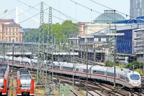 Der Mannheimer Hauptbahnhof ist der wichtigste ICE-Knotenpunkt für die Pfalz. Zubringerfahrten aus der Pfalz nach Mannheim sind 