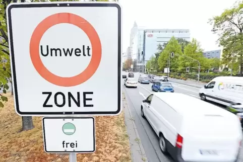 Ein Gerichtsurteil, das Fahrverbote in Frankfurt angeordnet hat, hat die Diskussion über Hardware-Nachrüstungen für Dieselautos 