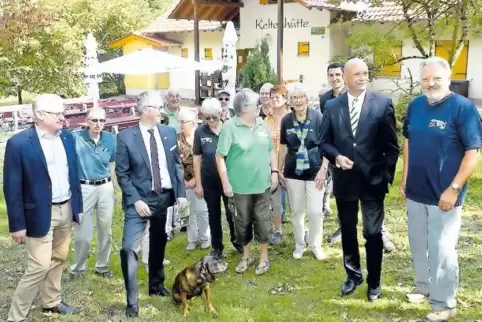 Eine Spende in Höhe von 6000 Euro hat Sparkassen-Vorstandsvorsitzender Günther Bolinius (Zweiter von rechts) Walter Eder, dem Vo