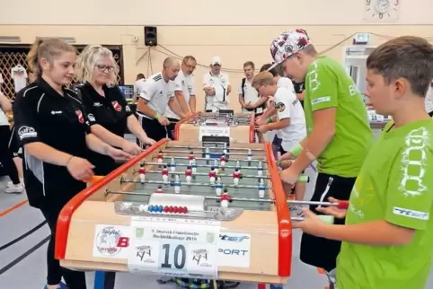 Die Griffe für die Stangen muss jeder Spieler selbst mitbringen: Ilinda Nagel (links) und Daniela Gerhardt vom TTC Limbach gegen