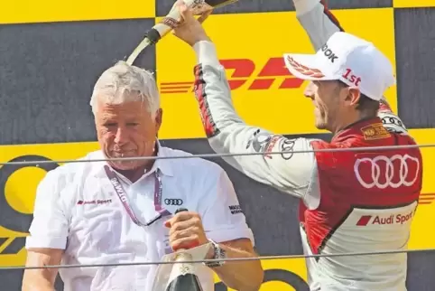Als Sieger darf man das: René Rast (rechts) duscht Rosberg-Teamchef Arno Zensen mit Sekt.