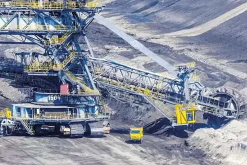 Landschaftsfraß im großen Stil: Ein riesiger Schaufelradbagger im Braunkohletagebau Jänschwalde der Lausitz Energie Bergbau AG (