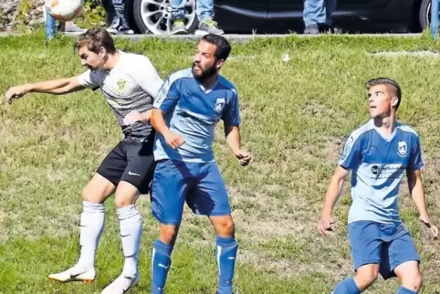 Hermersbergs Angreifer Dennis Müller (links, beim Kopfballduell mit Volker Bohrer) sorgte mit einem Kontertor zum 3:1 für die en